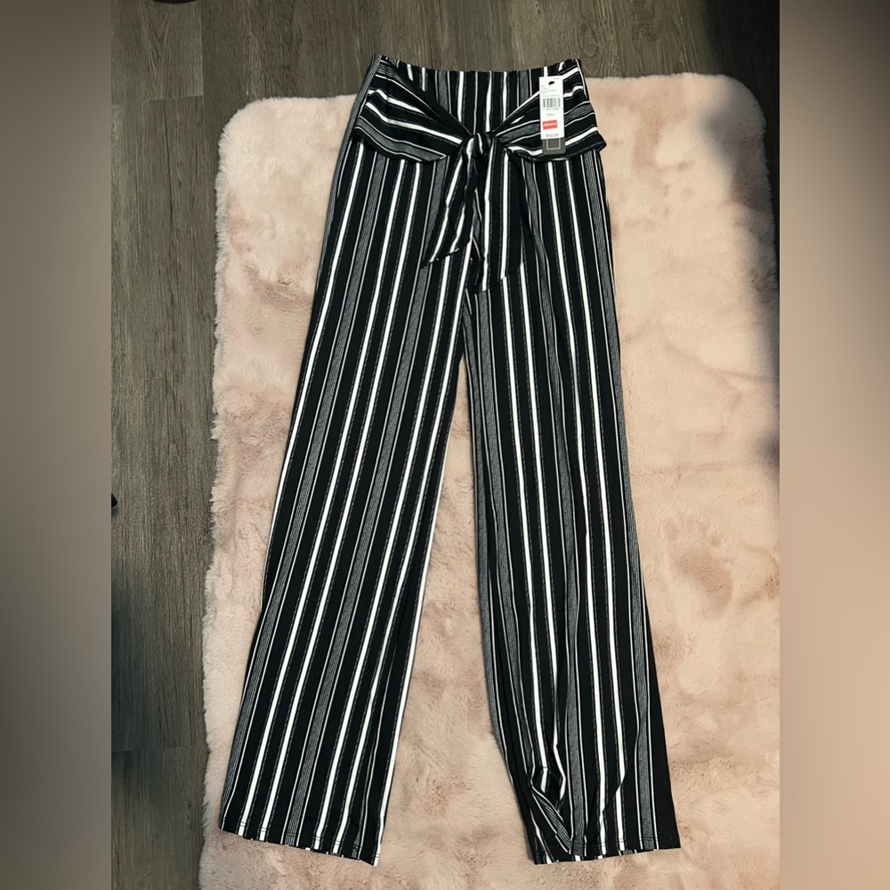 NWT Black & white bubbly pants